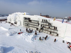 雪像を製作する自衛隊のみなさん